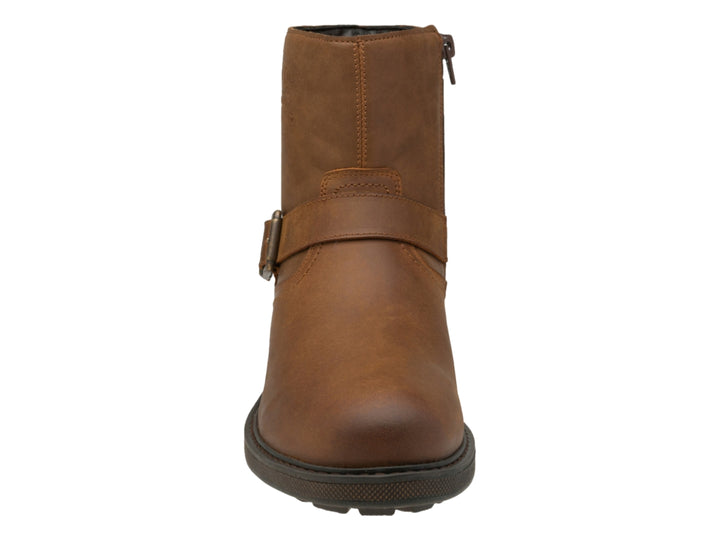 Bota casual color ocre para hombre con correa y hebilla metálica, suela marrón oscuro dentada.
