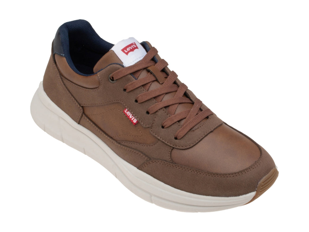 Zapato casual Levi's color café con suela blanca y detalle azul marino en el talón.