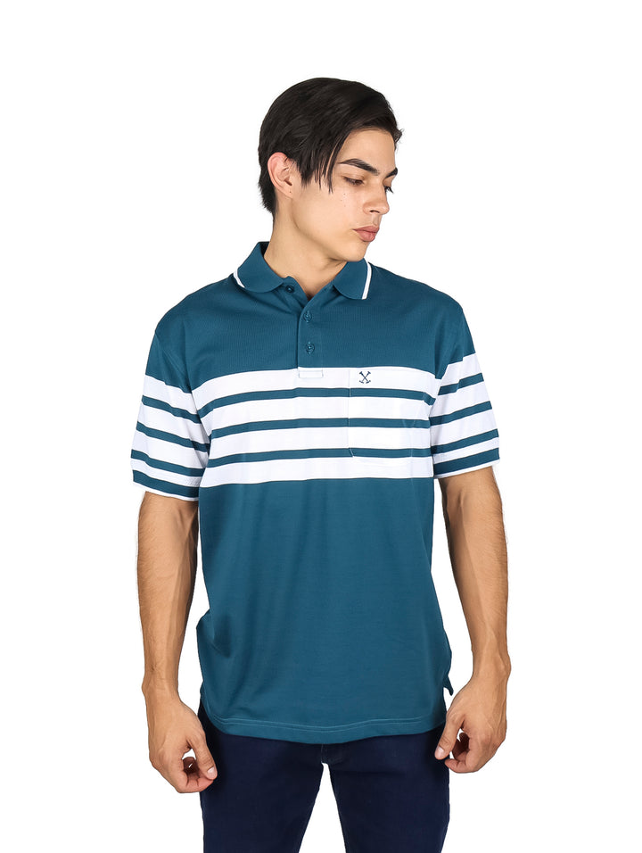 Playera polo color teal con rayas horizontales blancas en el pecho y mangas.
