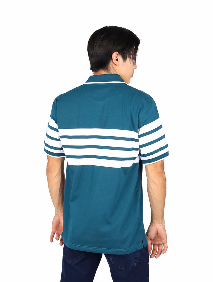 Playera polo color teal con rayas horizontales blancas en el pecho y mangas.
