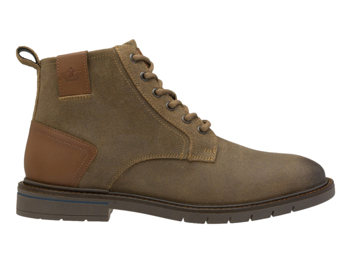 Bota casual de cuero color arena con detalles en café y suela oscura.
