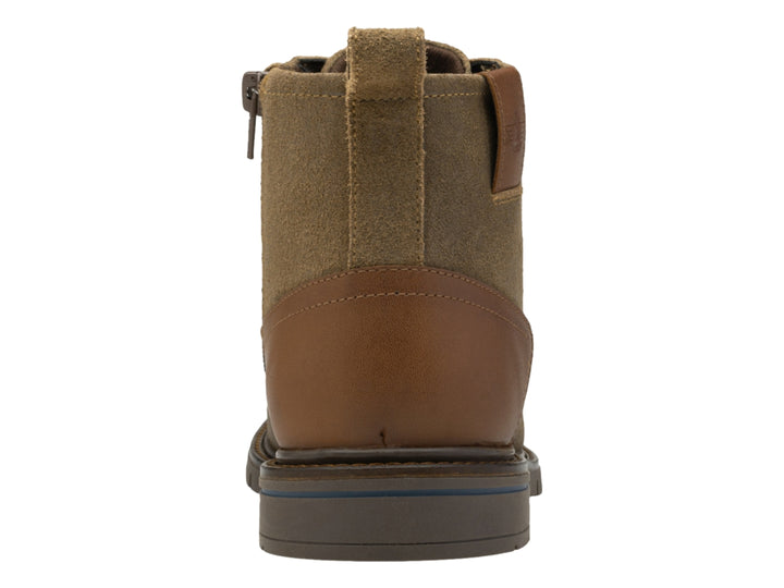 Bota casual de cuero color arena con detalles en café y suela oscura.