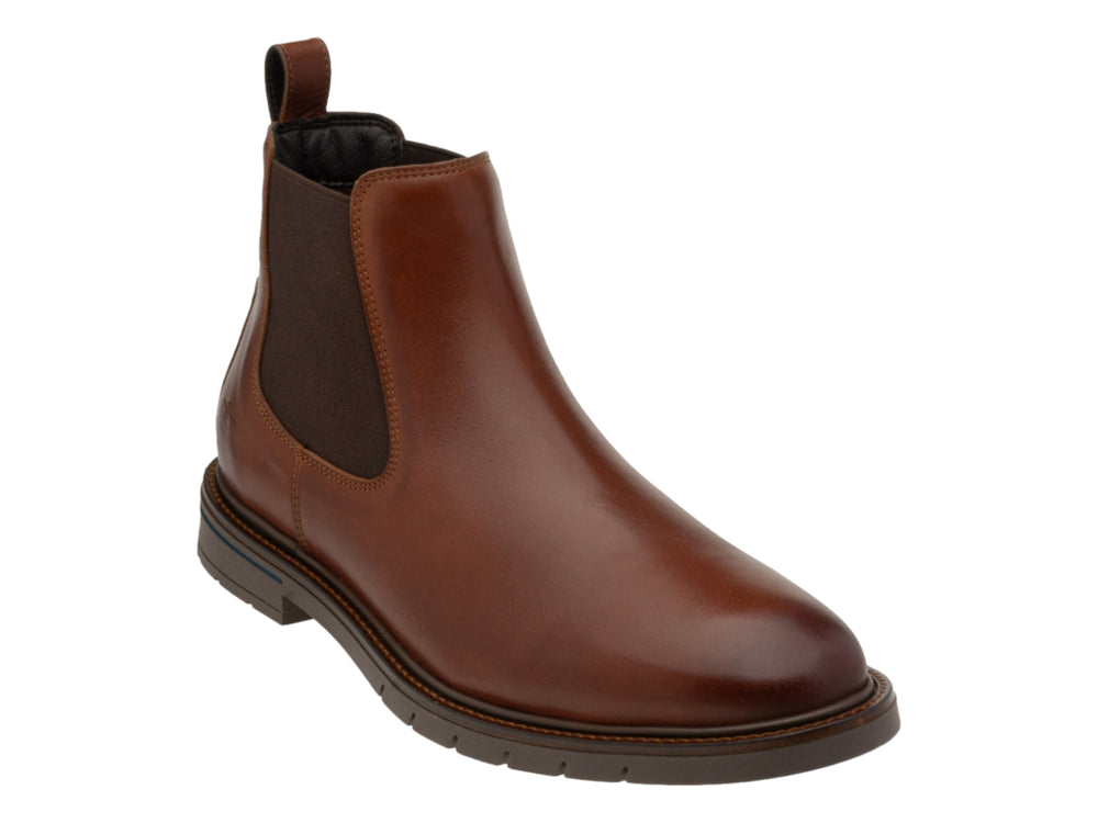 Bota Chelsea de cuero color cognac con suela marrón y panel elástico lateral.