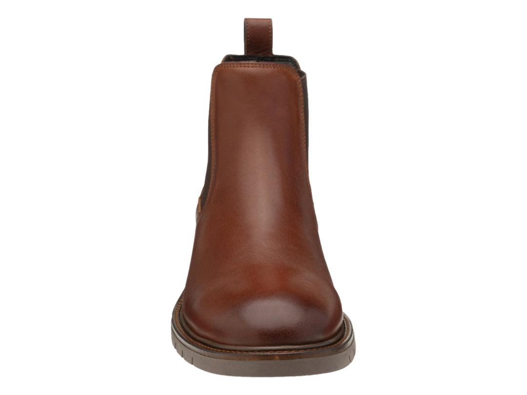 Bota Chelsea de cuero color cognac con suela marrón y panel elástico lateral.