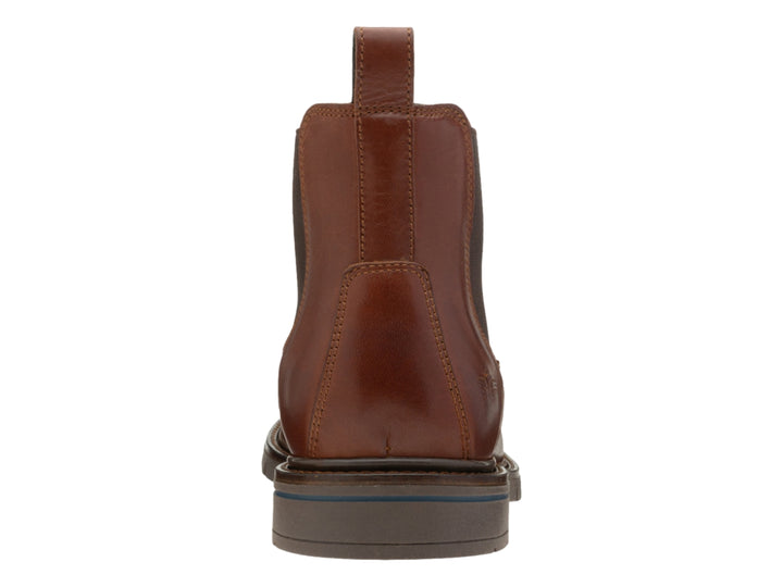 Bota Chelsea de cuero color cognac con suela marrón y panel elástico lateral.
