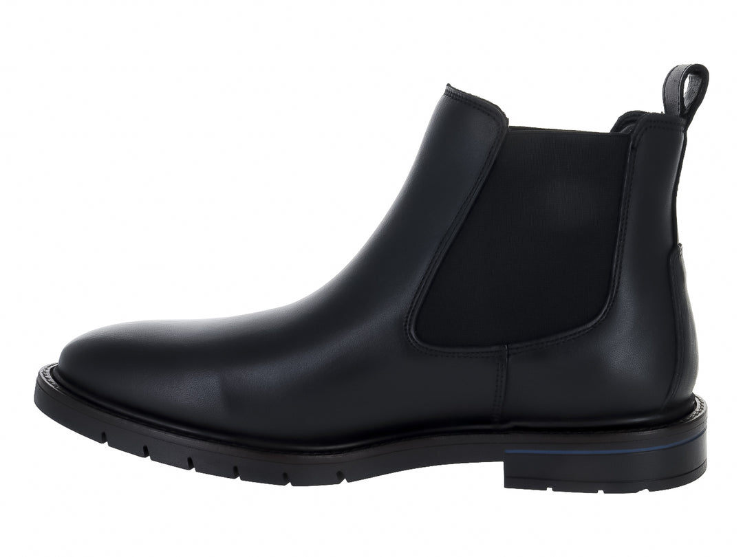 Botas Chelsea negras de cuero con paneles elásticos laterales y suela con detalle en azul.