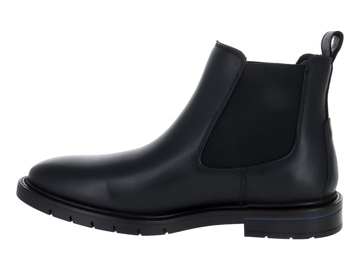 Botas Chelsea negras de cuero con paneles elásticos laterales y suela con detalle en azul.