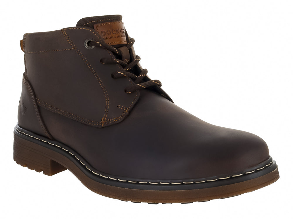Bota casual de color café oscuro con cordones y suela resistente de la marca Dockers.