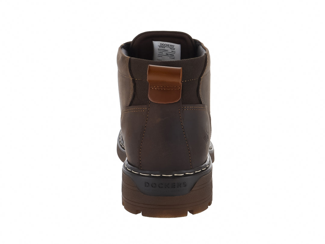 Bota casual de color café oscuro con cordones y suela resistente de la marca Dockers.