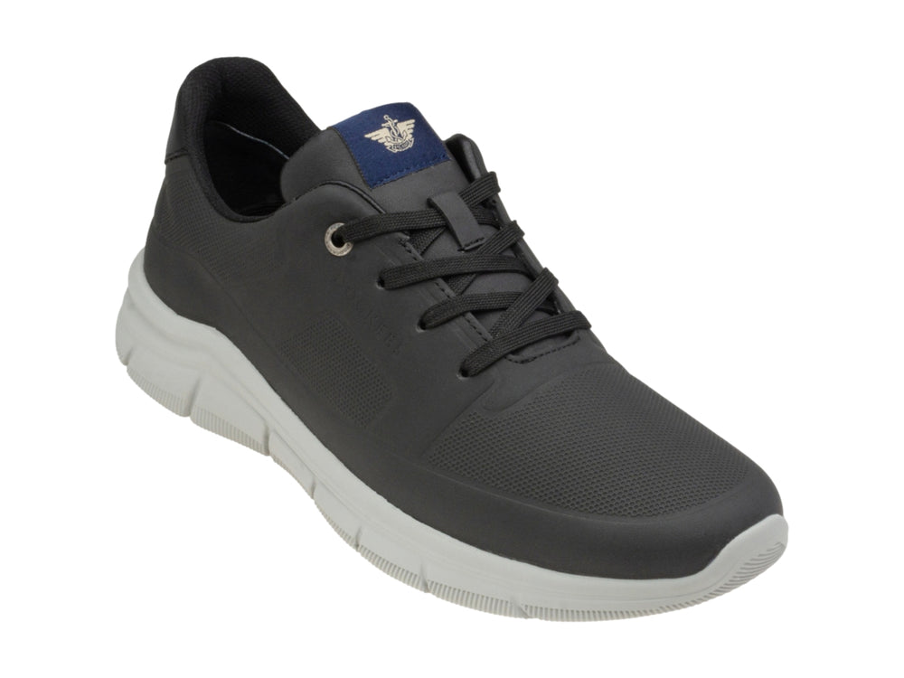 Zapato casual Dockers de color negro con suela blanca y agujetas.