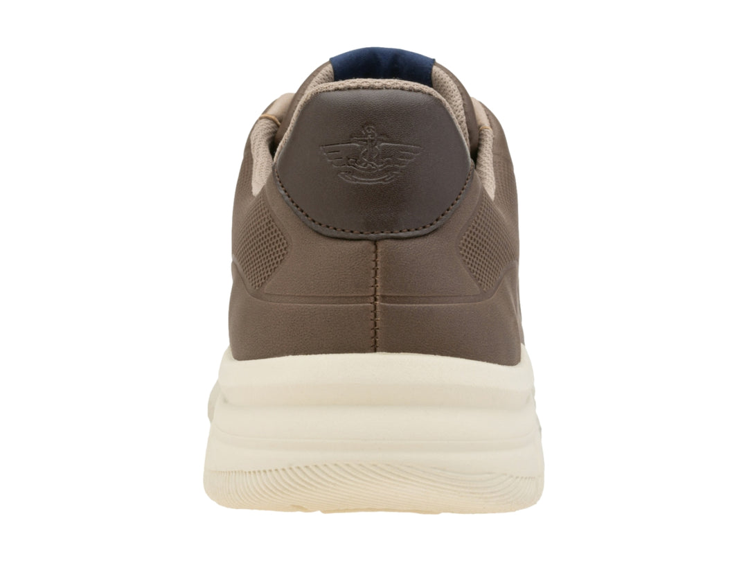 Zapato casual Dockers color moka con suela blanca y agujetas, vista lateral sobre fondo blanco.