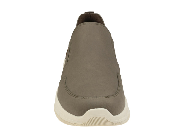 Zapato casual slip-on Dockers color olivo con suela blanca y detalle marrón en el talón.
