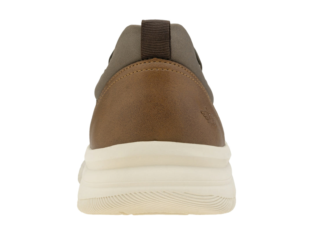 Zapato casual slip-on Dockers color olivo con suela blanca y detalle marrón en el talón.