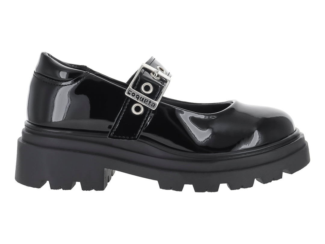 Zapato infantil de charol negro con plataforma gruesa y correa con hebilla plateada.