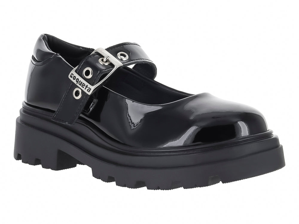 Zapato infantil de charol negro con plataforma gruesa y correa con hebilla plateada.