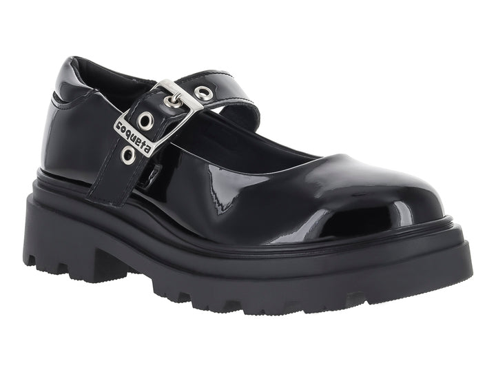 Zapato infantil de charol negro con plataforma gruesa y correa con hebilla plateada.