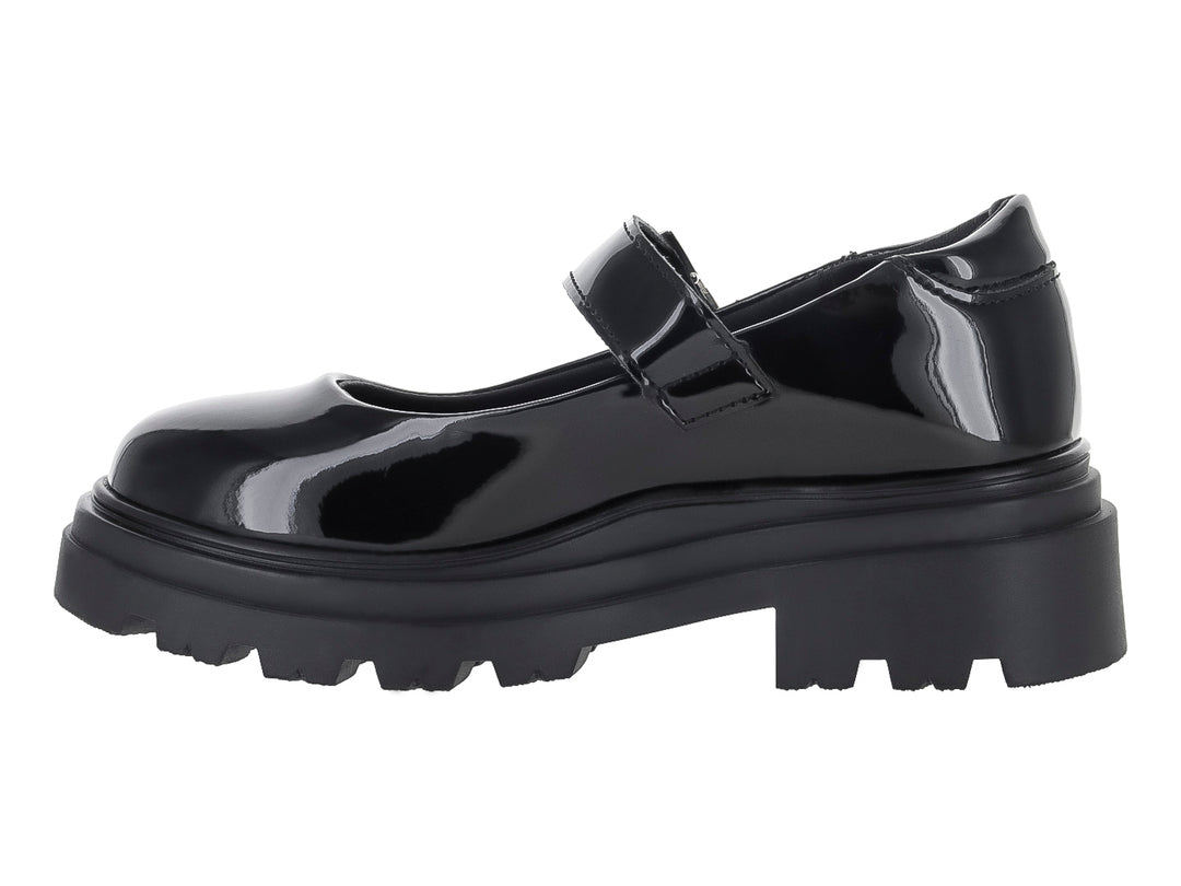 Zapato infantil de charol negro con plataforma gruesa y correa con hebilla plateada.