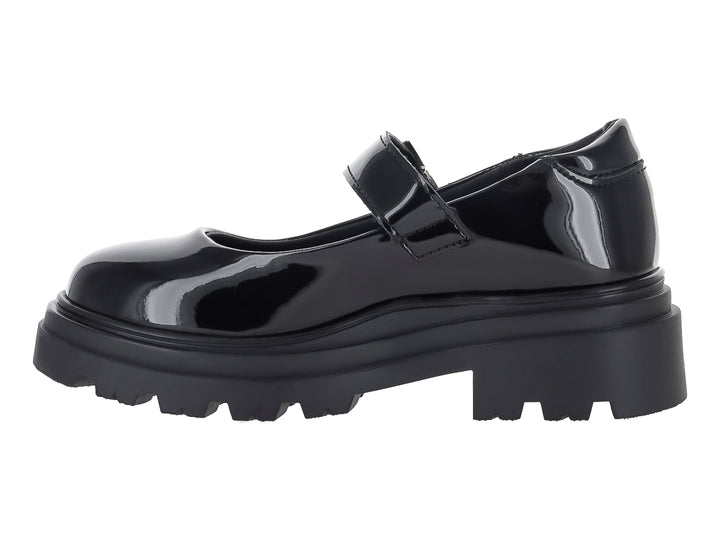 Zapato infantil de charol negro con plataforma gruesa y correa con hebilla plateada.