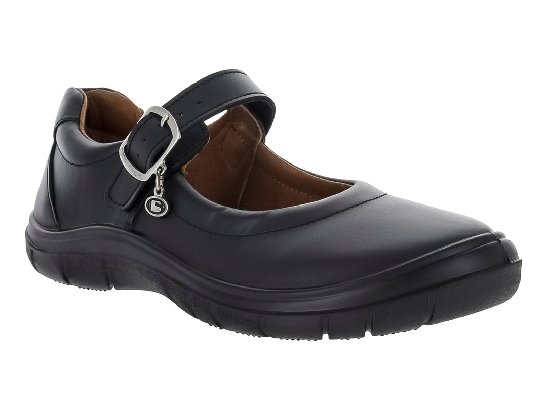 Zapato escolar negro para niña estilo Mary Jane con correa y hebilla metálica sobre fondo blanco.