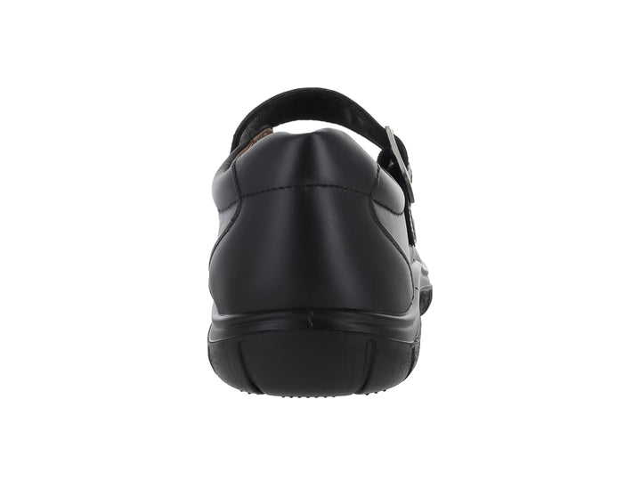 Zapato escolar negro para niña estilo Mary Jane con correa y hebilla metálica sobre fondo blanco.