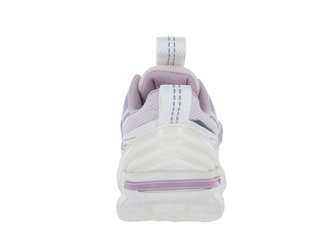 Tenis deportivos blancos con detalles en rosa y morado y suela gruesa.