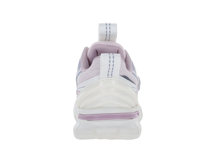 Tenis deportivos blancos con detalles en rosa y morado y suela gruesa.