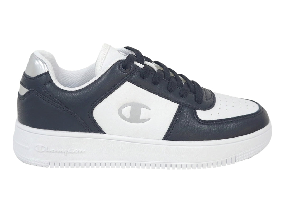 Tenis deportivos Champion en colores blanco y negro con suela blanca y logotipo lateral.