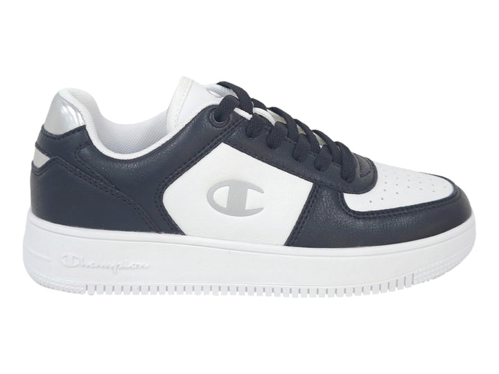 Tenis deportivos Champion en colores blanco y negro con suela blanca y logotipo lateral.