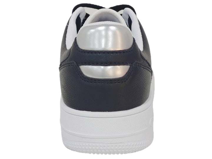 Tenis deportivos Champion en colores blanco y negro con suela blanca y logotipo lateral.