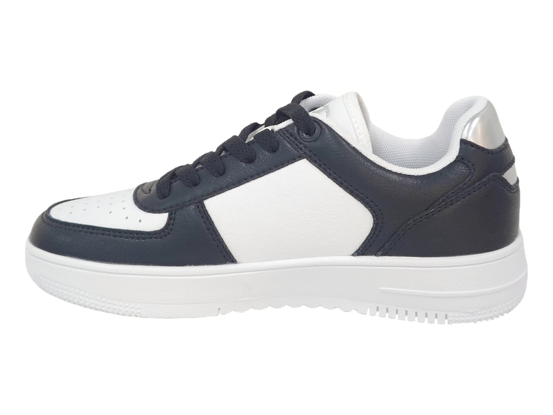 Tenis deportivos Champion en colores blanco y negro con suela blanca y logotipo lateral.