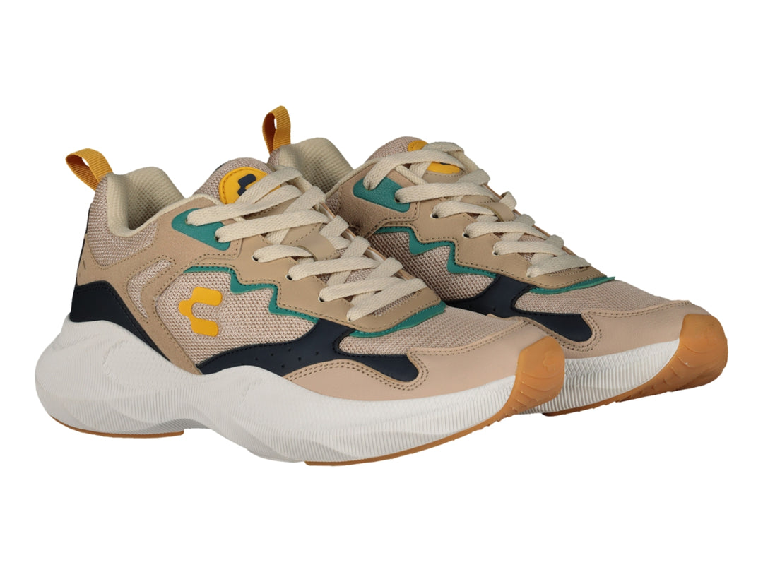 Tenis deportivos Charly en colores beige y marino con suela blanca gruesa y detalles en verde.