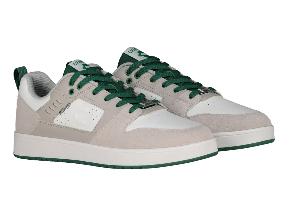Tenis deportivos Charly en color beige con detalles y agujetas en verde y suela blanca.