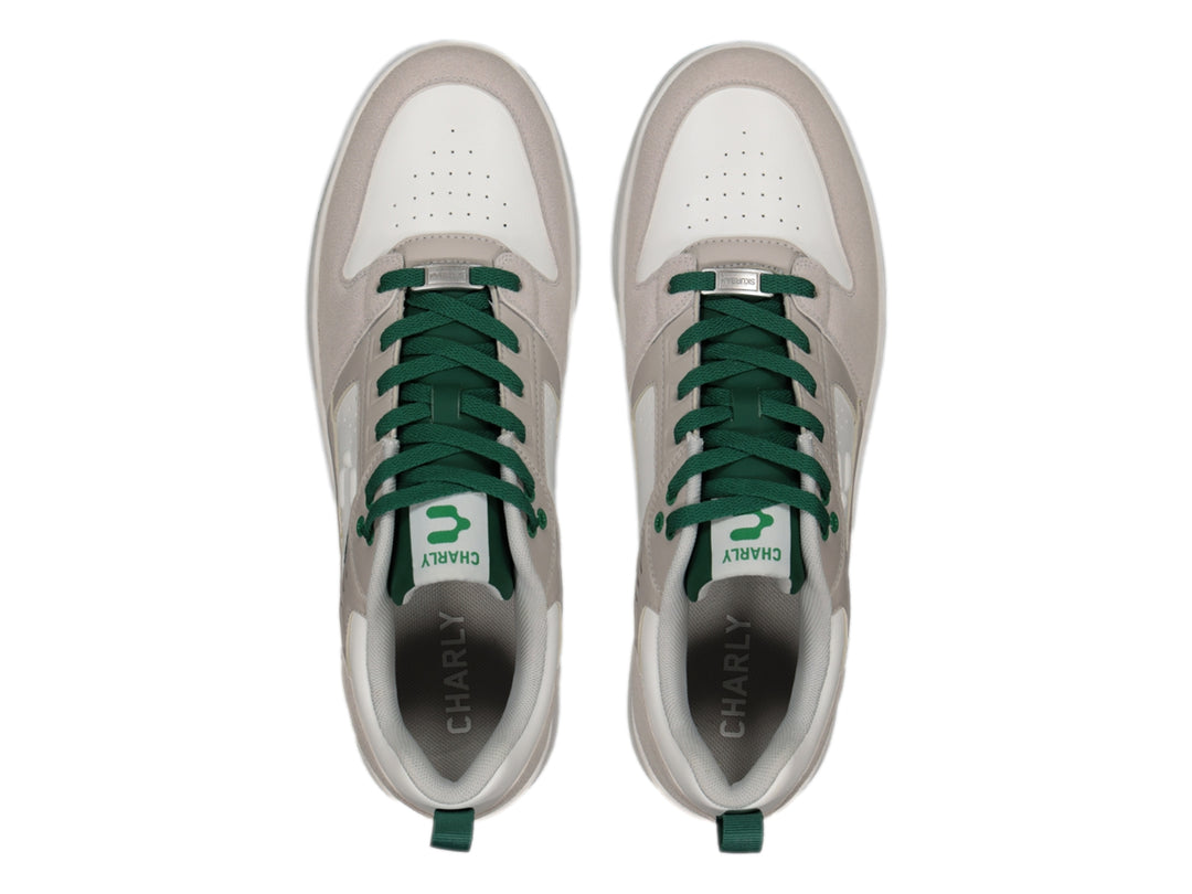 Tenis deportivos Charly en color beige con detalles y agujetas en verde y suela blanca.