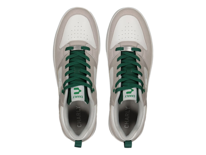 Tenis deportivos Charly en color beige con detalles y agujetas en verde y suela blanca.
