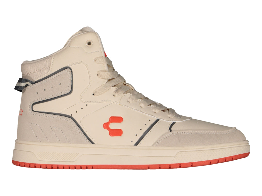 Tenis deportivos de bota marca Charly en color beige con suela y detalles en naranja.