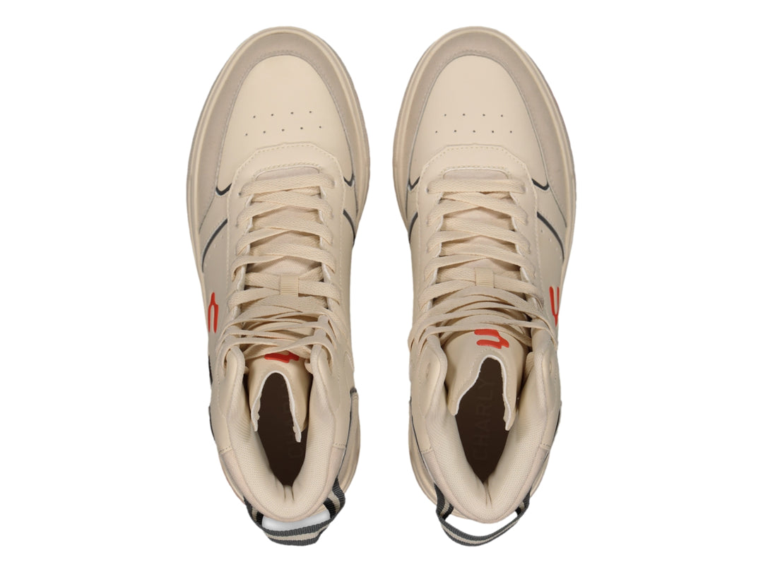 Tenis deportivos de bota marca Charly en color beige con suela y detalles en naranja.