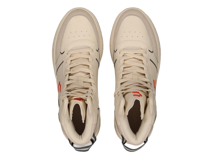 Tenis deportivos de bota marca Charly en color beige con suela y detalles en naranja.