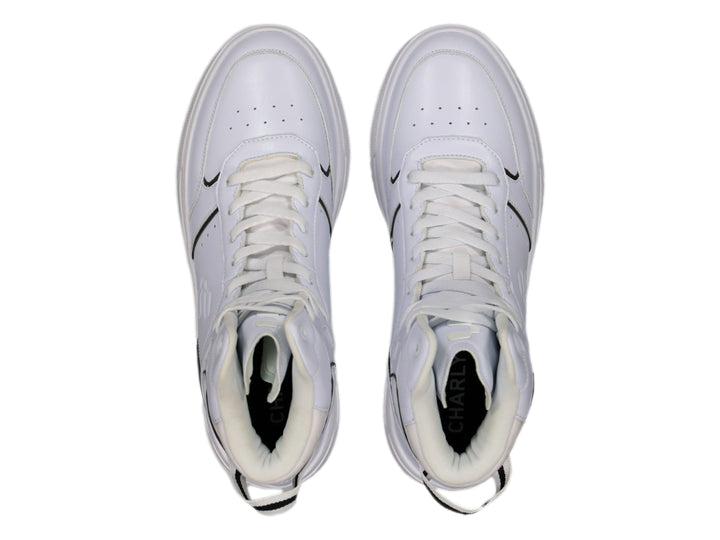 Tenis deportivos Charly de bota alta en color blanco con detalles lineales en negro y suela blanca.