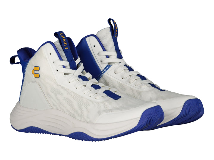 Tenis de baloncesto Charly color blanco con detalles y suela en color azul.