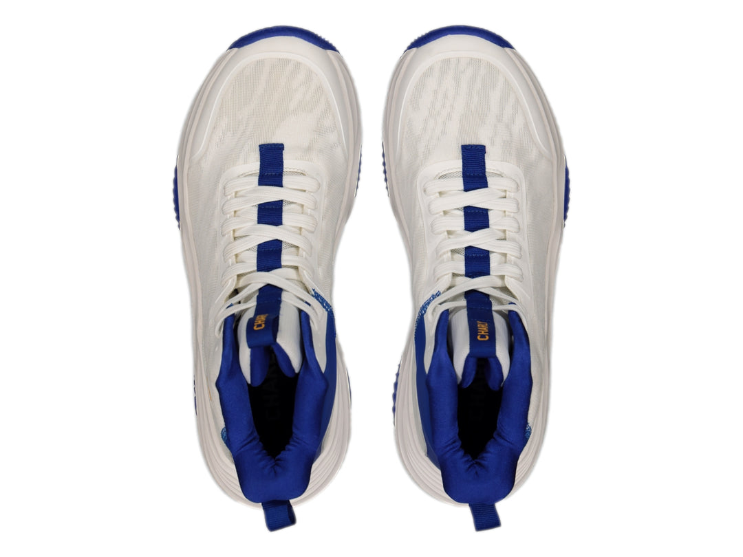 Tenis de baloncesto Charly color blanco con detalles y suela en color azul.