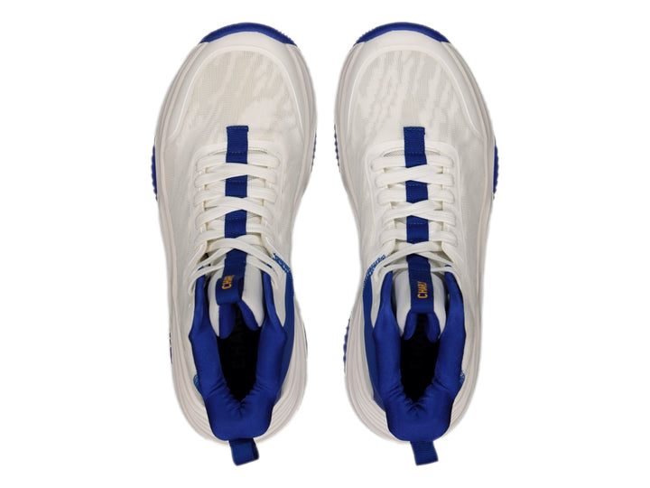 Tenis de baloncesto Charly color blanco con detalles y suela en color azul.
