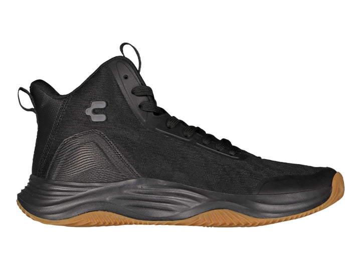 Tenis de baloncesto Charly color negro con suela de goma marrón y diseño de bota alta.