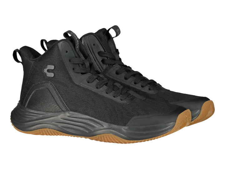 Tenis de baloncesto Charly color negro con suela de goma marrón y diseño de bota alta.