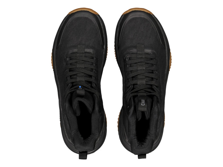 Tenis de baloncesto Charly color negro con suela de goma marrón y diseño de bota alta.