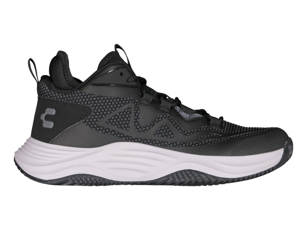 Tenis de baloncesto Charly color negro con suela blanca y detalles en malla gris.
