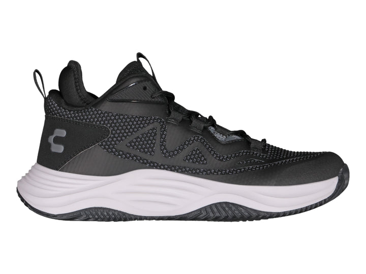 Tenis de baloncesto Charly color negro con suela blanca y detalles en malla gris.