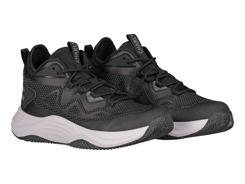 Tenis de baloncesto Charly color negro con suela blanca y detalles en malla gris.
