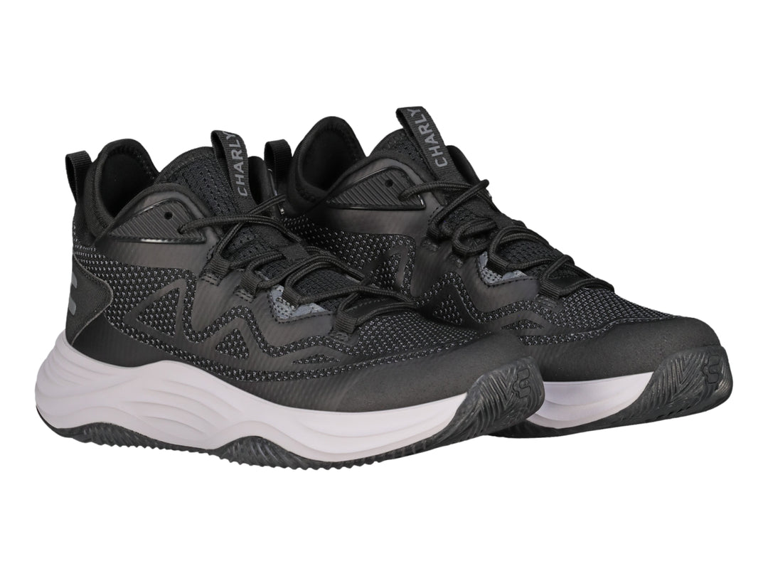 Tenis de baloncesto Charly color negro con suela blanca y detalles en malla gris.