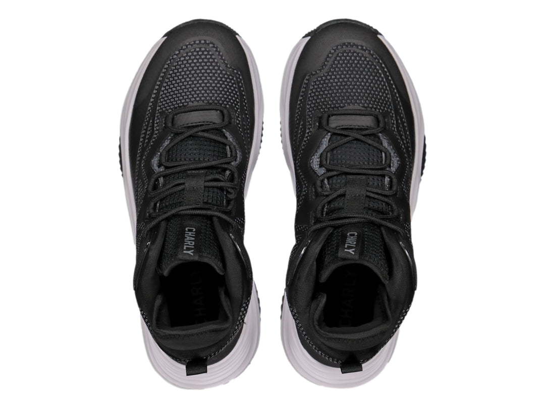 Tenis de baloncesto Charly color negro con suela blanca y detalles en malla gris.