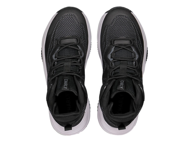 Tenis de baloncesto Charly color negro con suela blanca y detalles en malla gris.